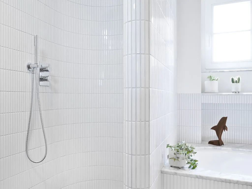 Které dlaždice si vybrat na stěnu sprchového koutu? Inspirace pro Raw Decor!