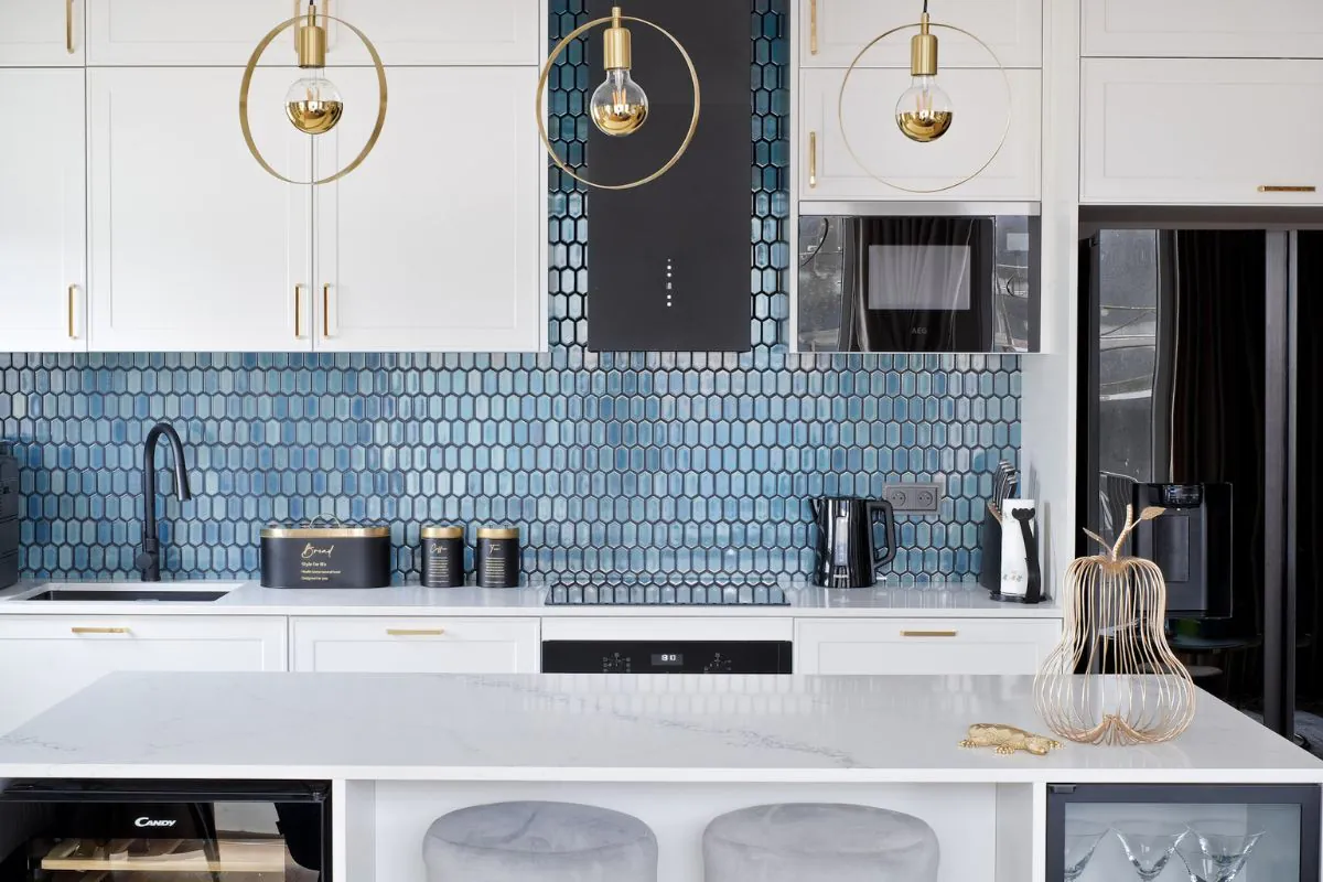 Recept na moderní kuchyň v roce 2023? Vyberte si moderní kuchyňské obklady!